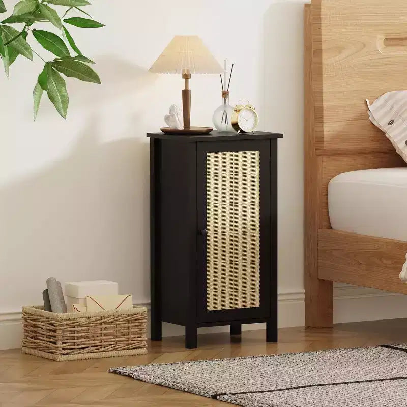Nero / Naturale, Armadietto contenitore a 2 ripiani con anta in rattan, 1 persona