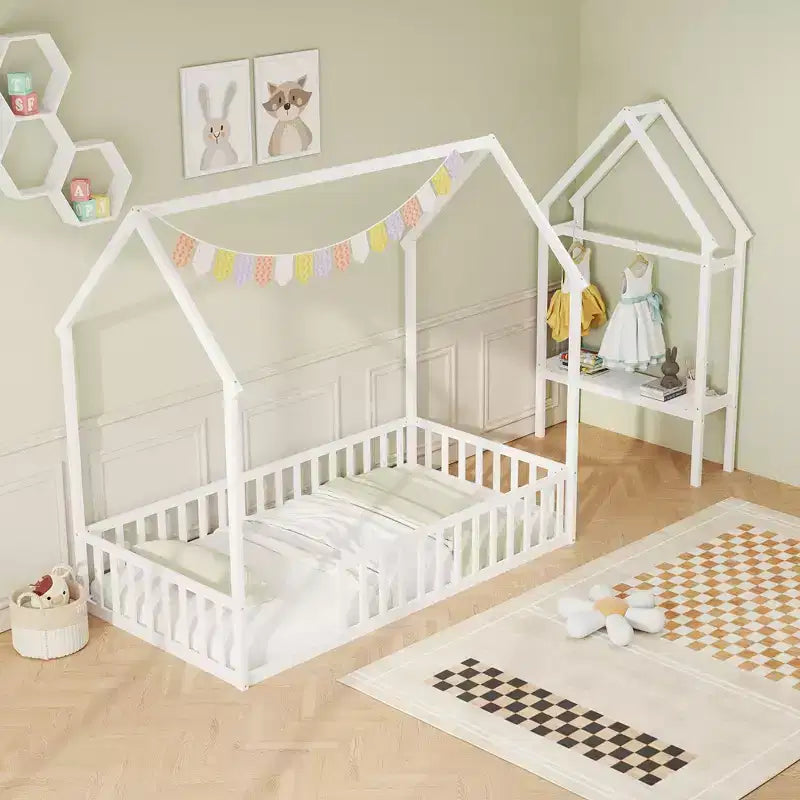Letto a terra bianco Twin House con ripiano portaoggetti e appendiabiti, per 1 persona