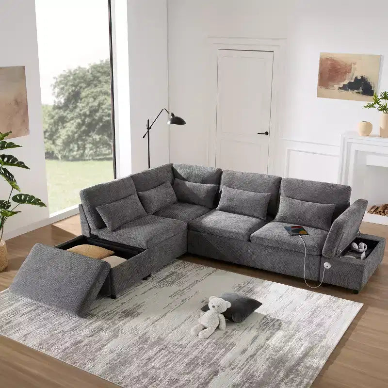 Divano sezionale estraibile a L beige/grigio con pouf contenitore e bracciolo di ricarica, 6 posti